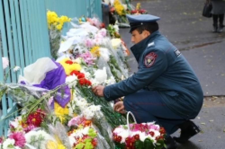Այցելություն Հայաստանում Ֆրանսիայի դեսպանատուն՝ հարգանքի տուրք մատուցելու Փարիզում տեղի ունեցած ահաբեկչության զոհերի հիշատակին (ՏԵՍԱՆՅՈՒԹ և ԼՈՒՍԱՆԿԱՐՆԵՐ)